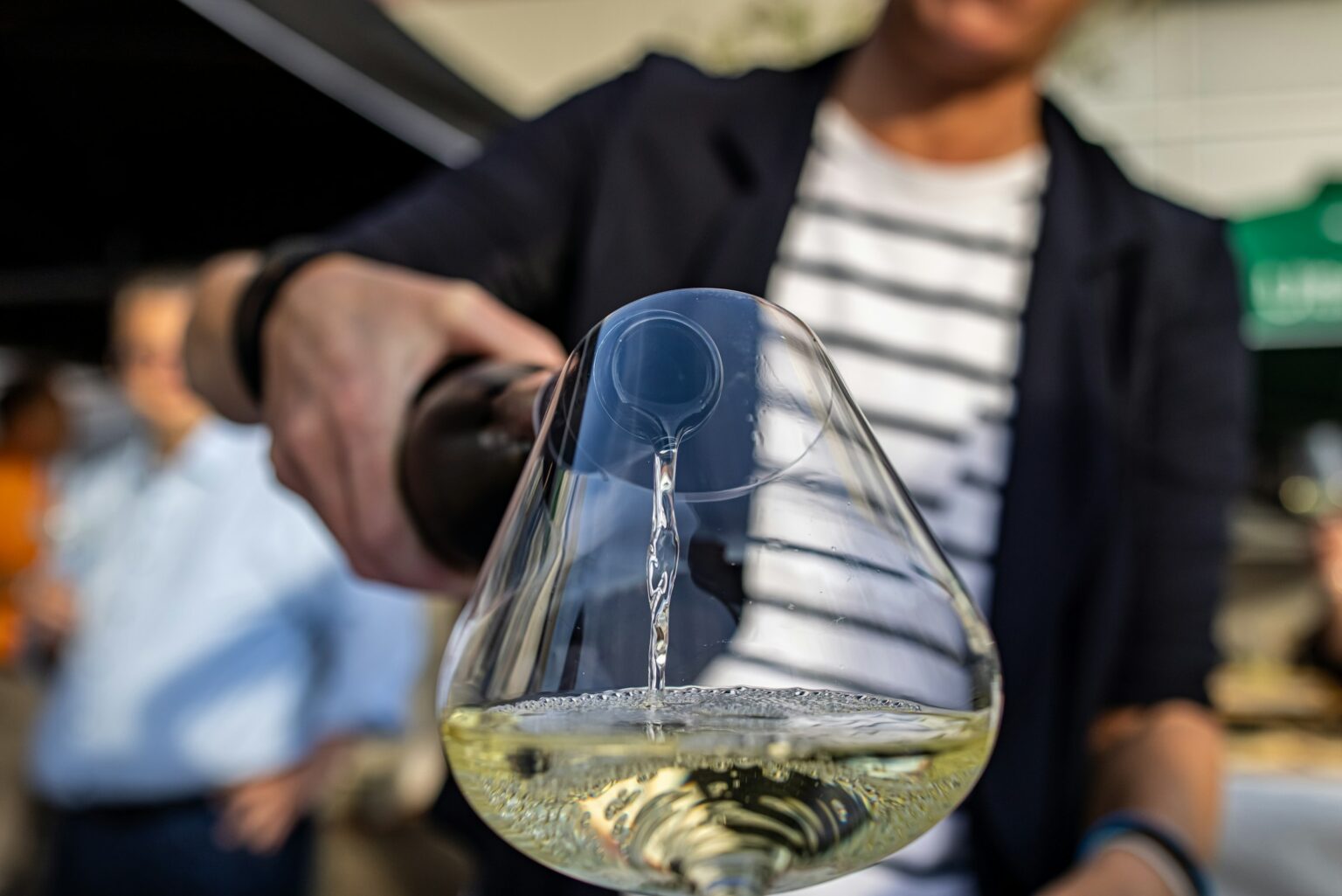The Decanter Question: When Aeration Actually Helps Wine decanter on a tasting table illustrating the decanter question of when aeration actually helps a wine and when it strips primary aromatics from fragile and sparkling wines