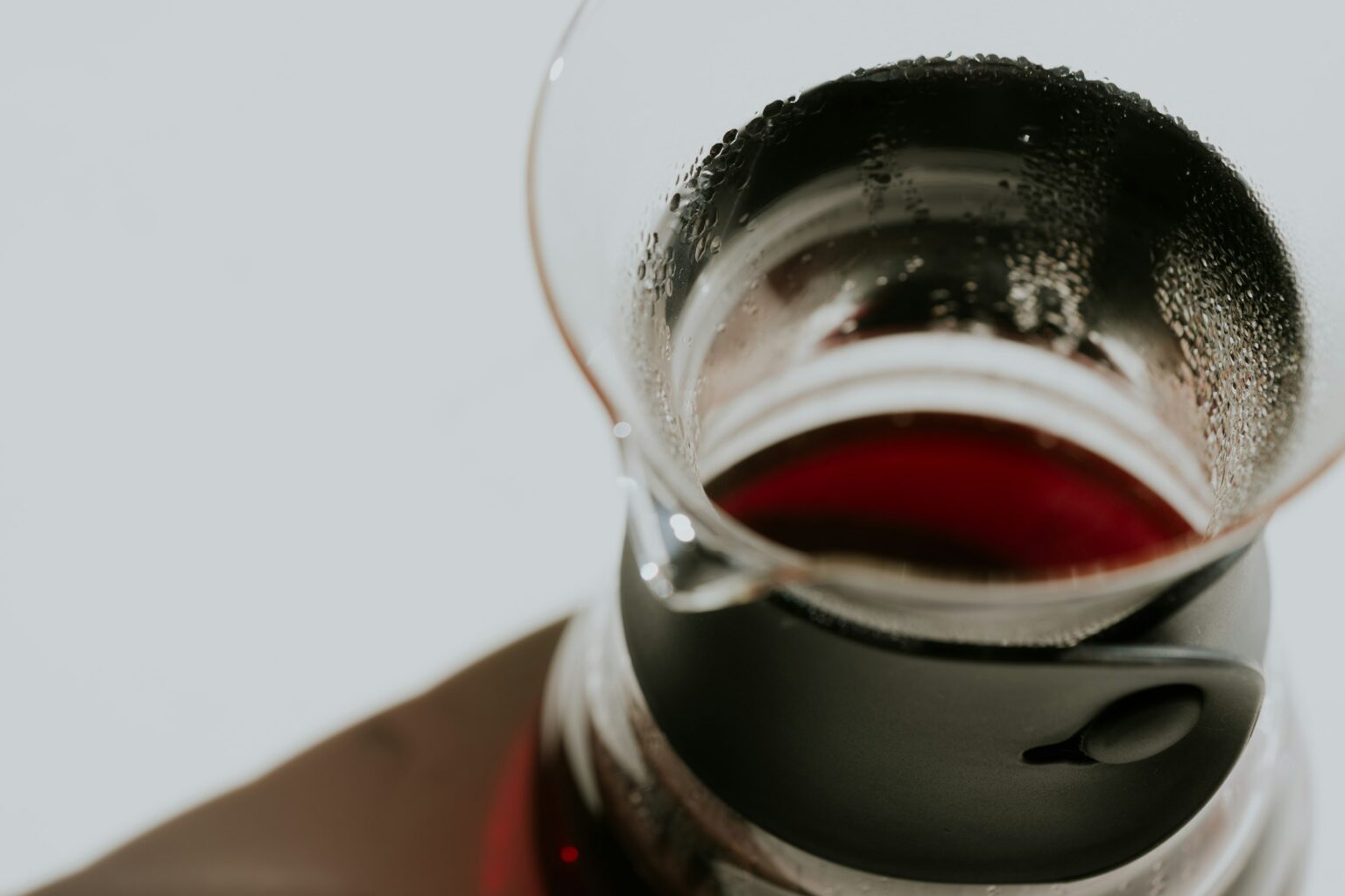 The Sulfite Myth: Why The Headache Story Is (Mostly) Wrong Red wine in a glass, the subject of the red-wine headache myth and the 2023 UC Davis and UCSF quercetin-ALDH2 hypothesis.